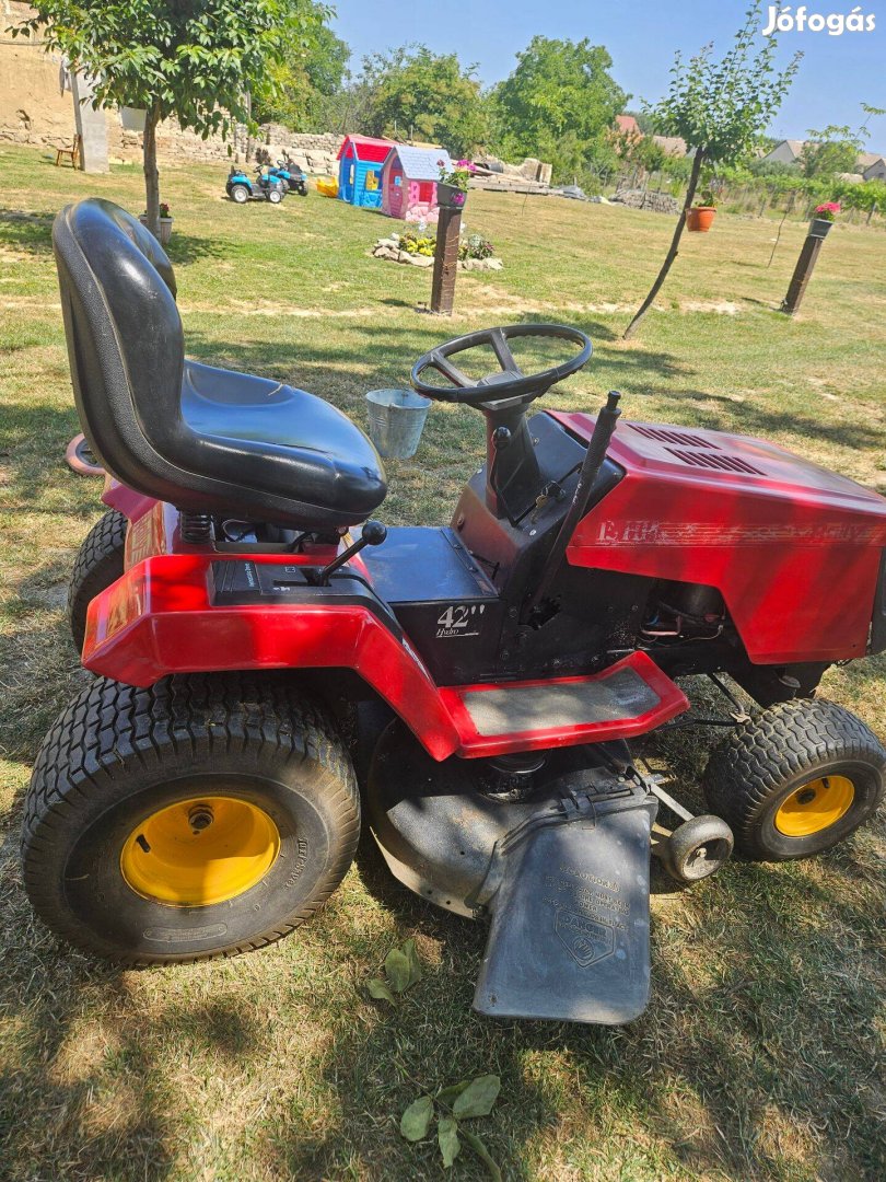Fűnyiró traktor hydro hajtásu