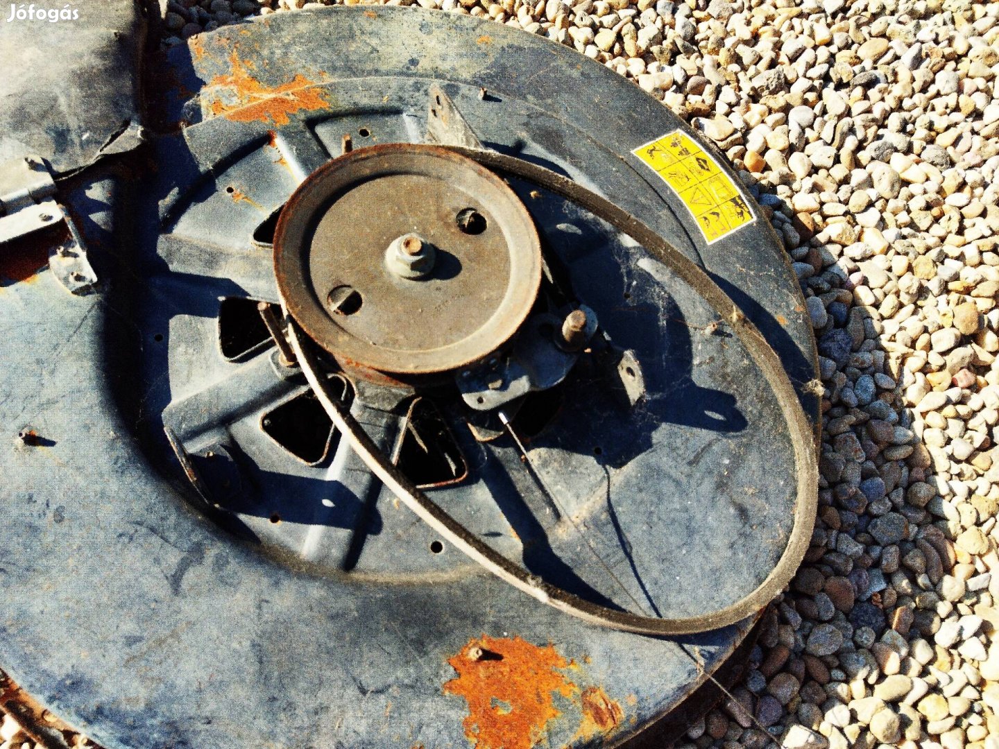 Fűnyíró traktor kaszaház 