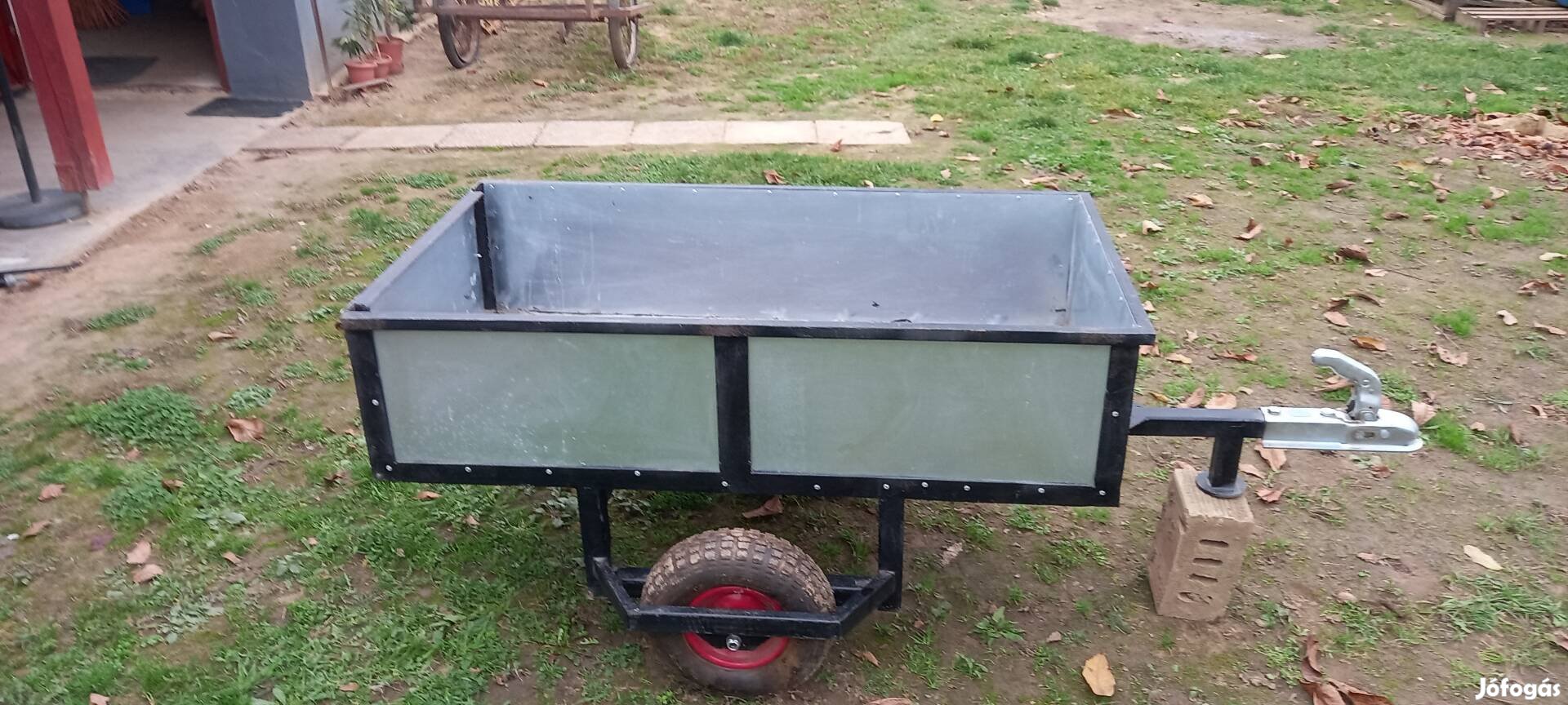 Fűnyíró vagy kistraktor utánfutó