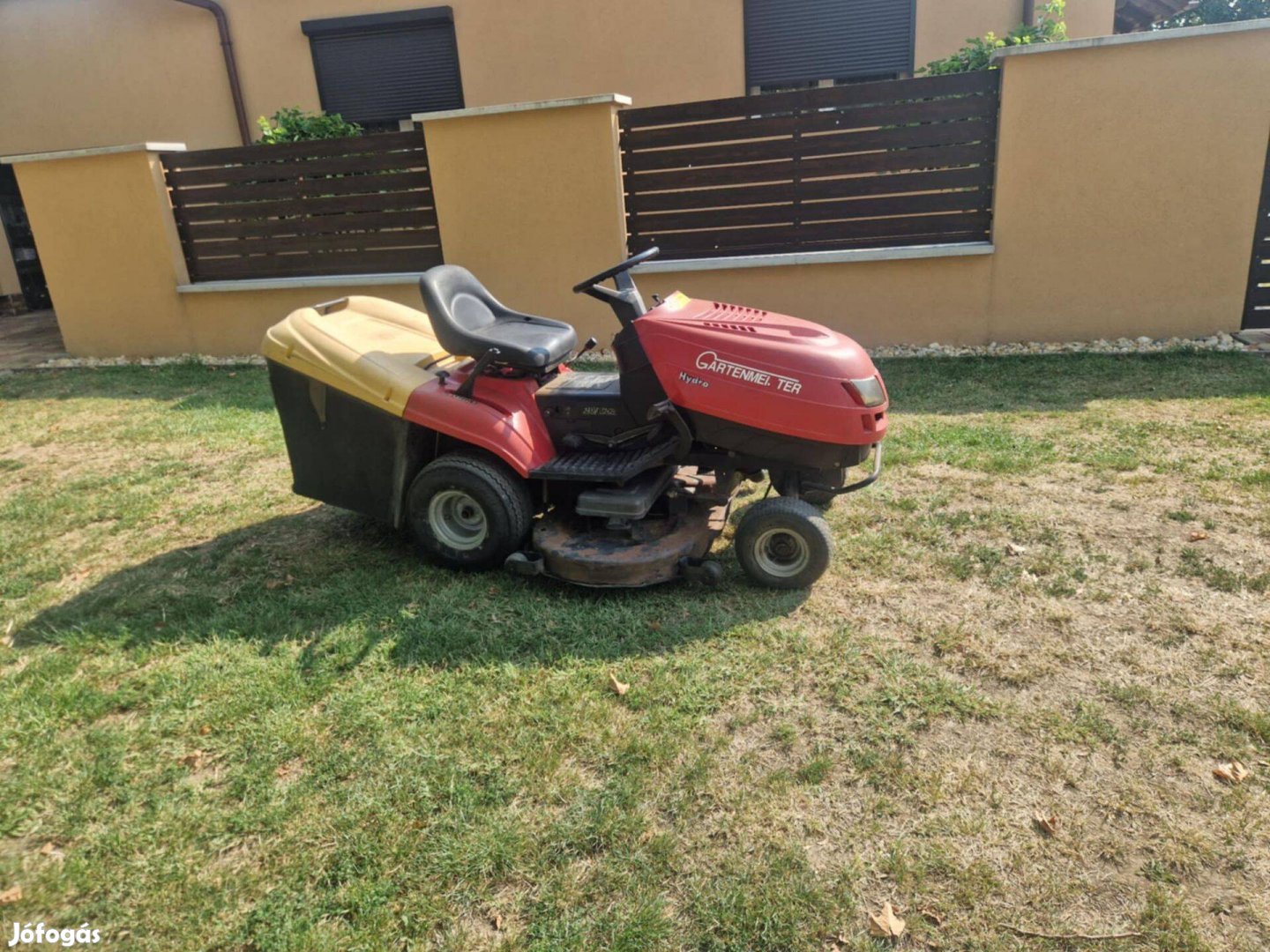 Fűnyírótraktor