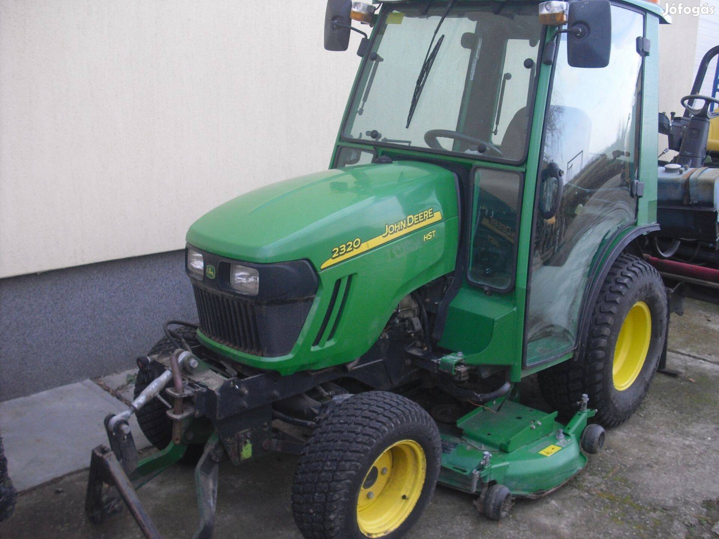 Fűnyirótraktor John-Deere 2320 HST4WD