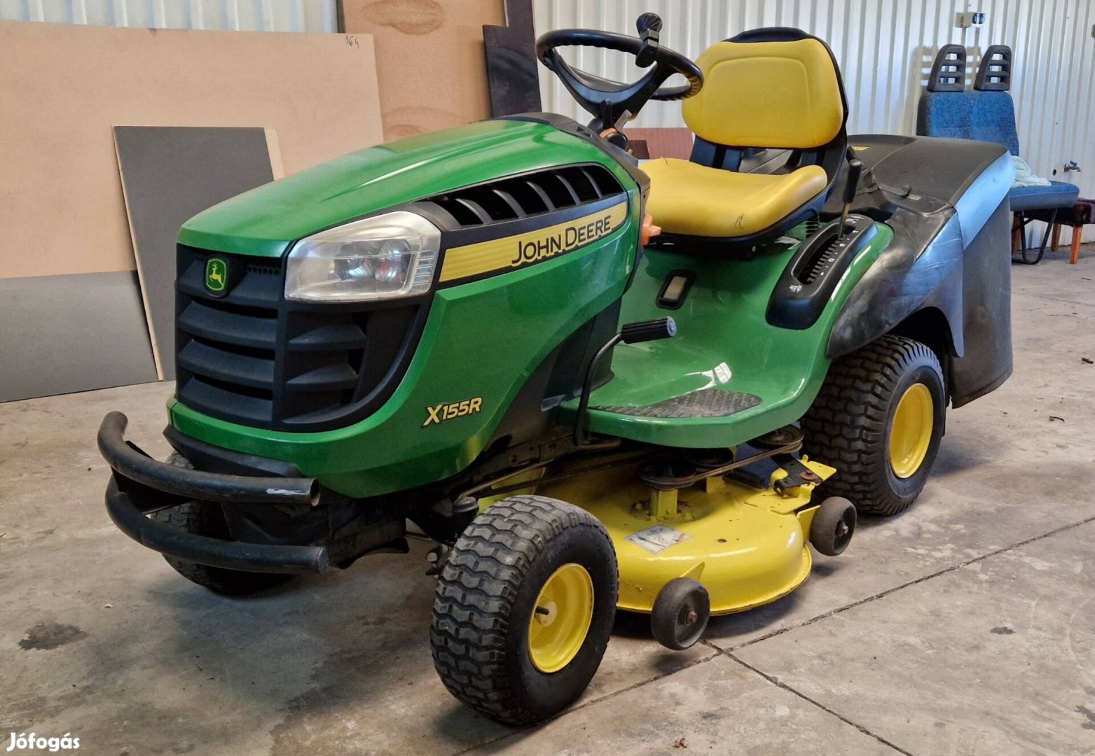 Fűnyírótraktor John Deere X155R