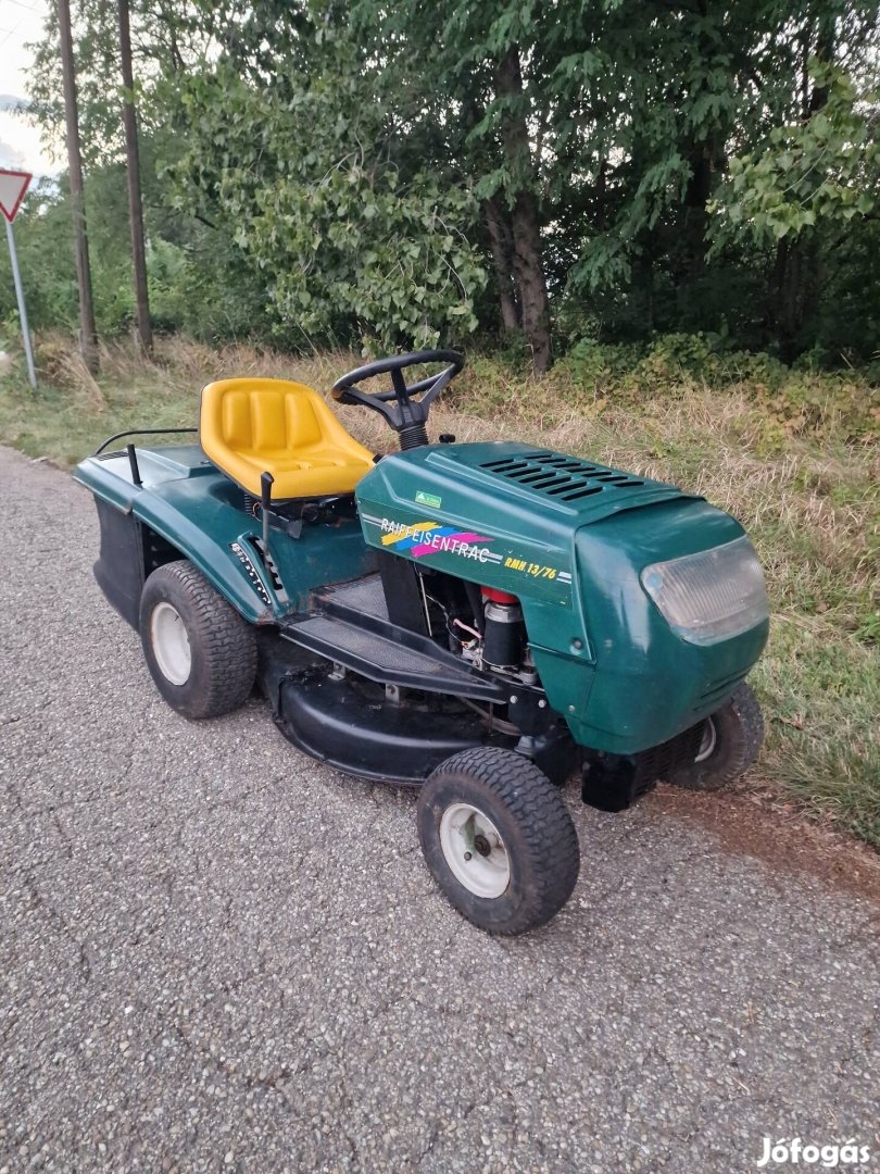 Fűnyírótraktor fűgyűjtős keveset használt jó állapotban 