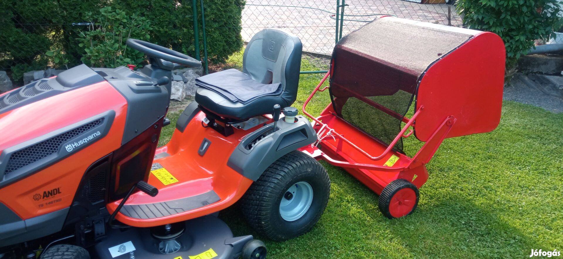 Fűnyírótraktor vontatott lombseprű