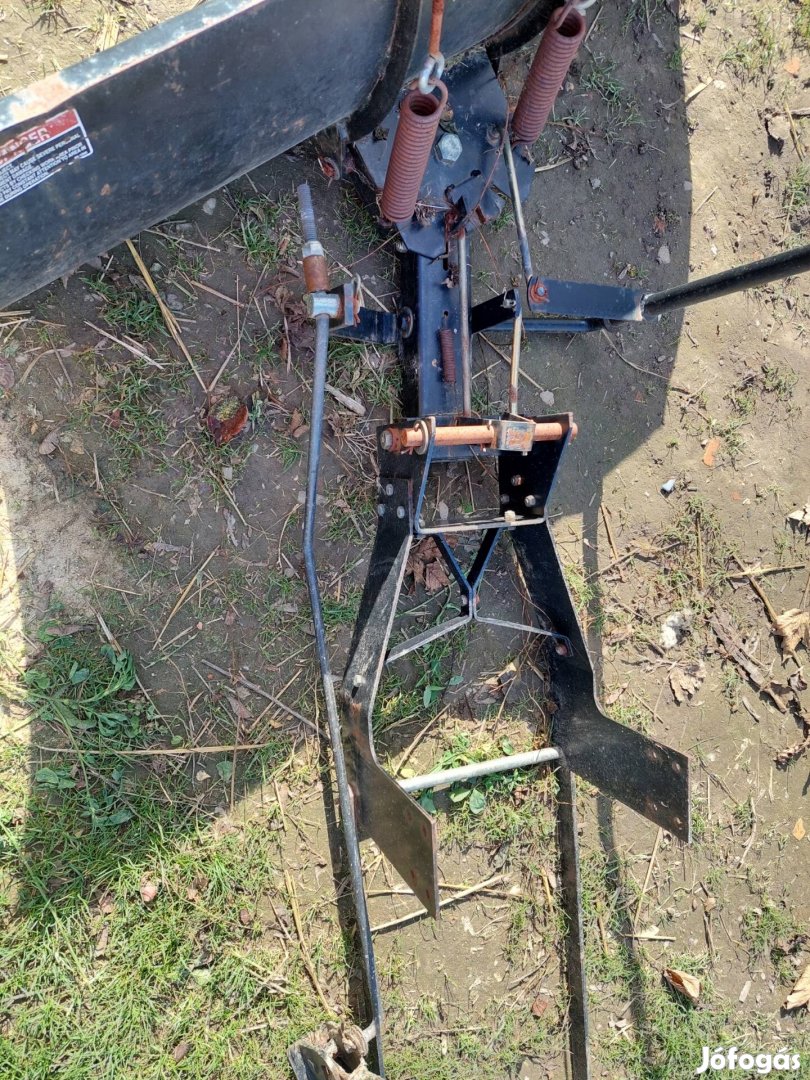 Fünyirótraktorra szerelhető hótolólap.