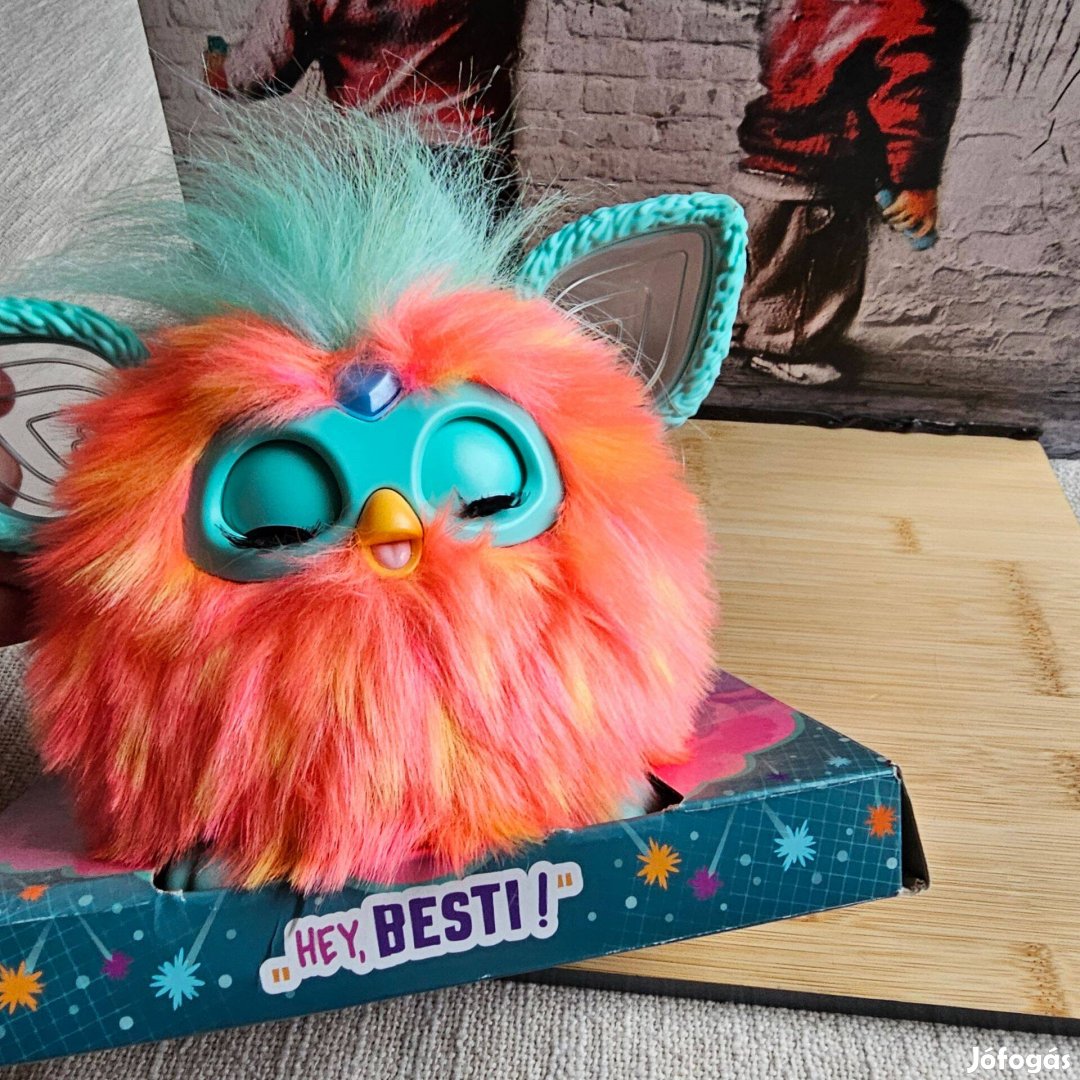 Furby Interactive játék új dobozában német nyelvü új