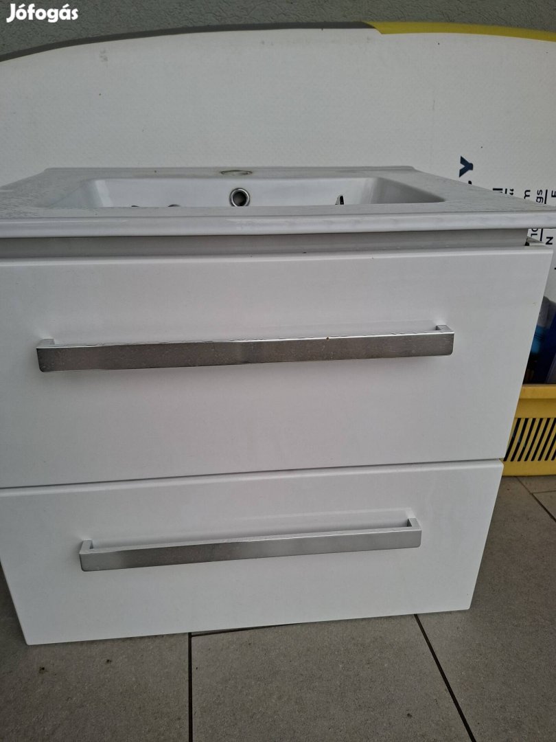 Fürdőszoba alsószekrény mosdóval, szerelékkel