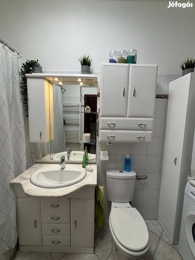 Fürdőszoba mosdó, tükrös polcelem, álló polc, fali szekrény WC eladó