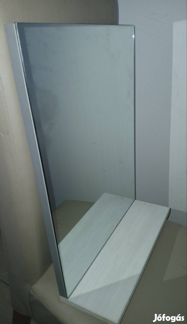 Fürdőszobai fali tükör fa polccal