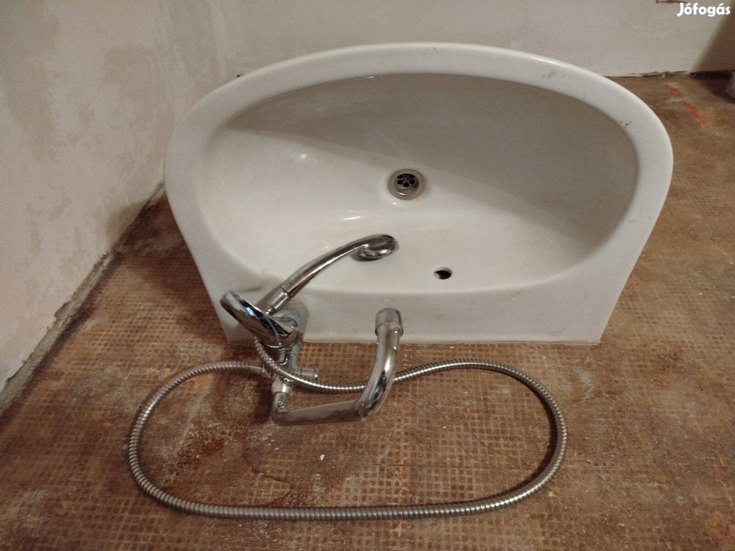 Fürdőszobai mosdókagyló csapteleppel