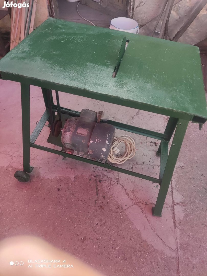Fűrész gép 220W