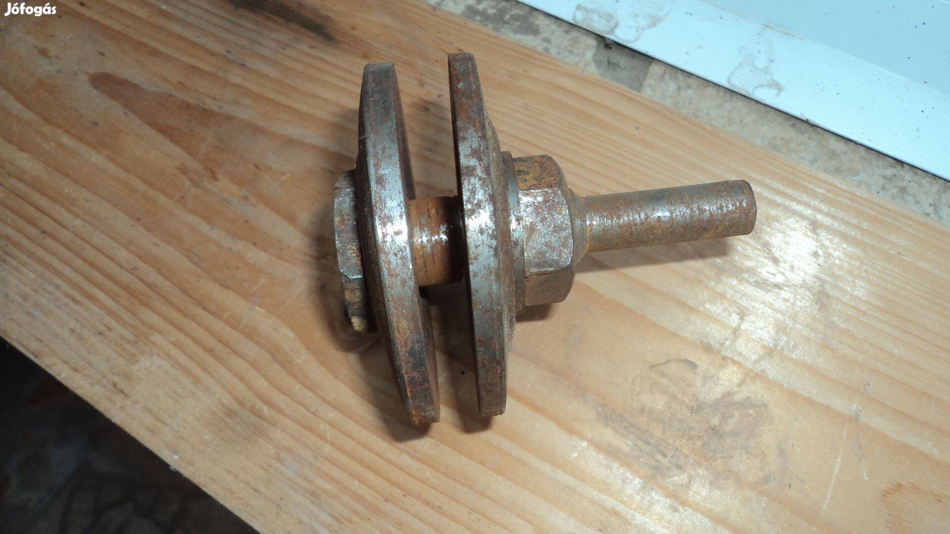 Fűrész vagy köszörű korong befogó szerkezet