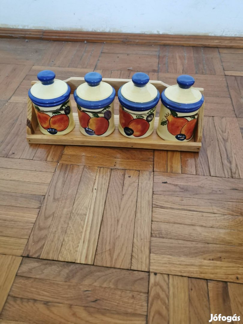 Fűszertartó fa alátéttel