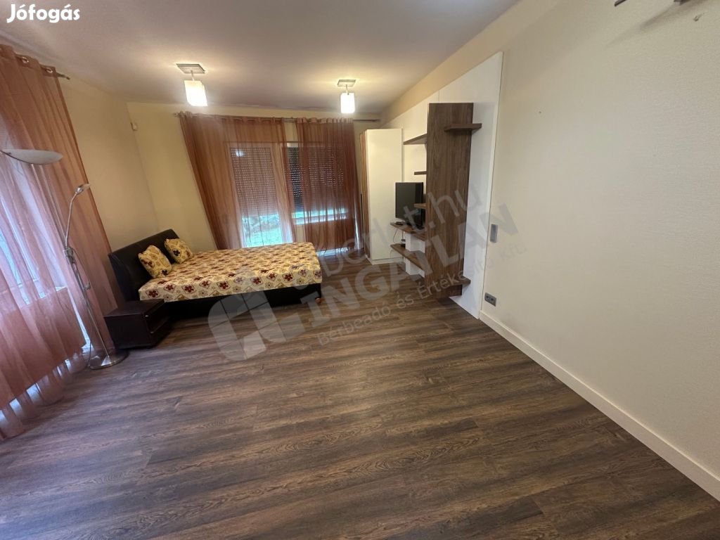 Futó utcában újszerű, nagy teraszos garzon kiadó