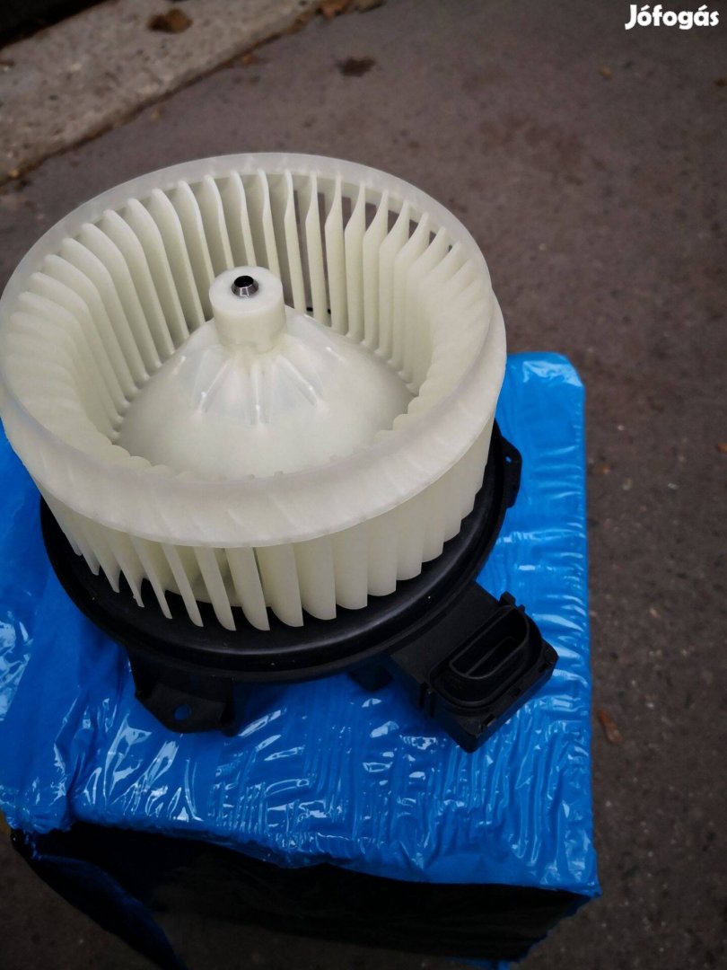 Fütöventillátor, új, Toyota Hilux 2005-15