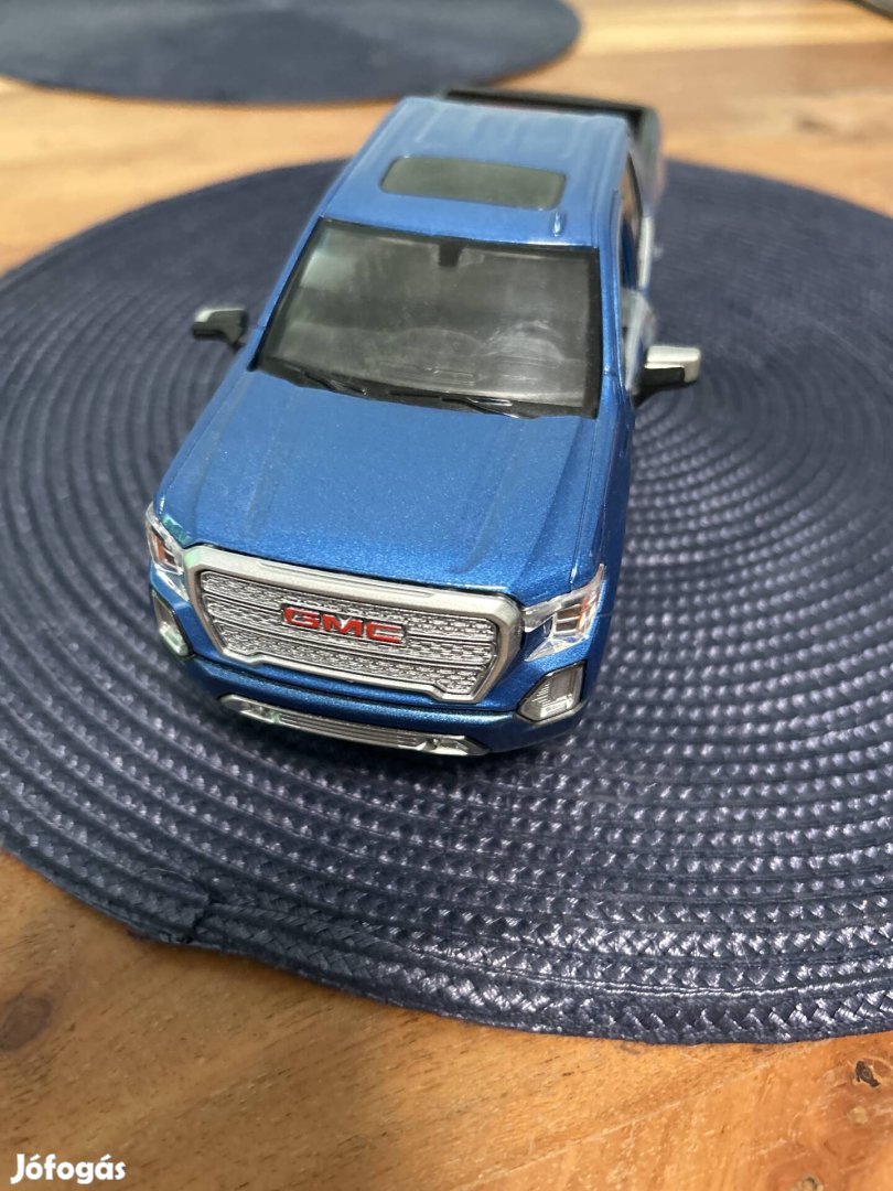 GMC  méret : 1:24 új 