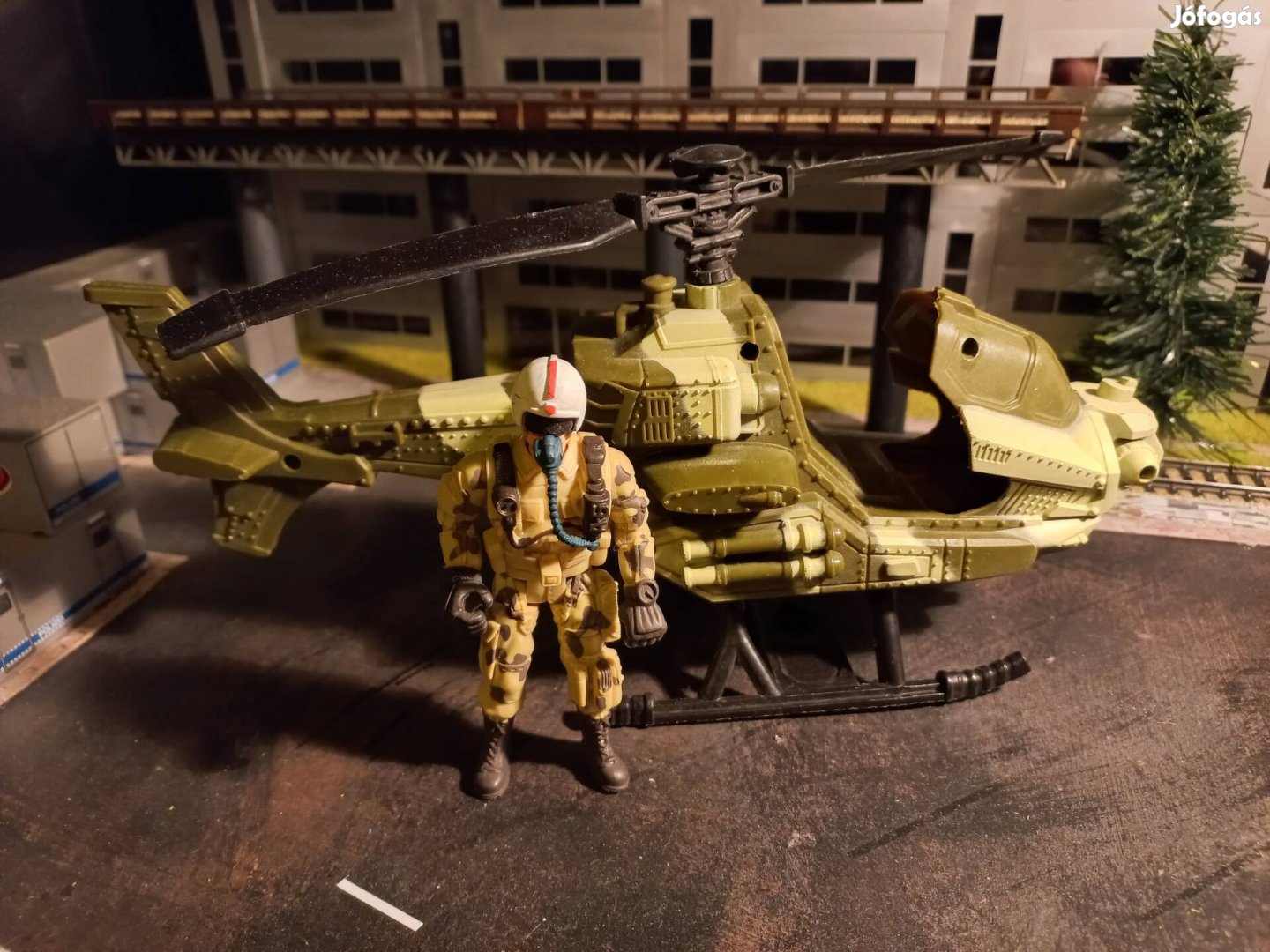 G.I. Joe jellegű figura helikopterrel