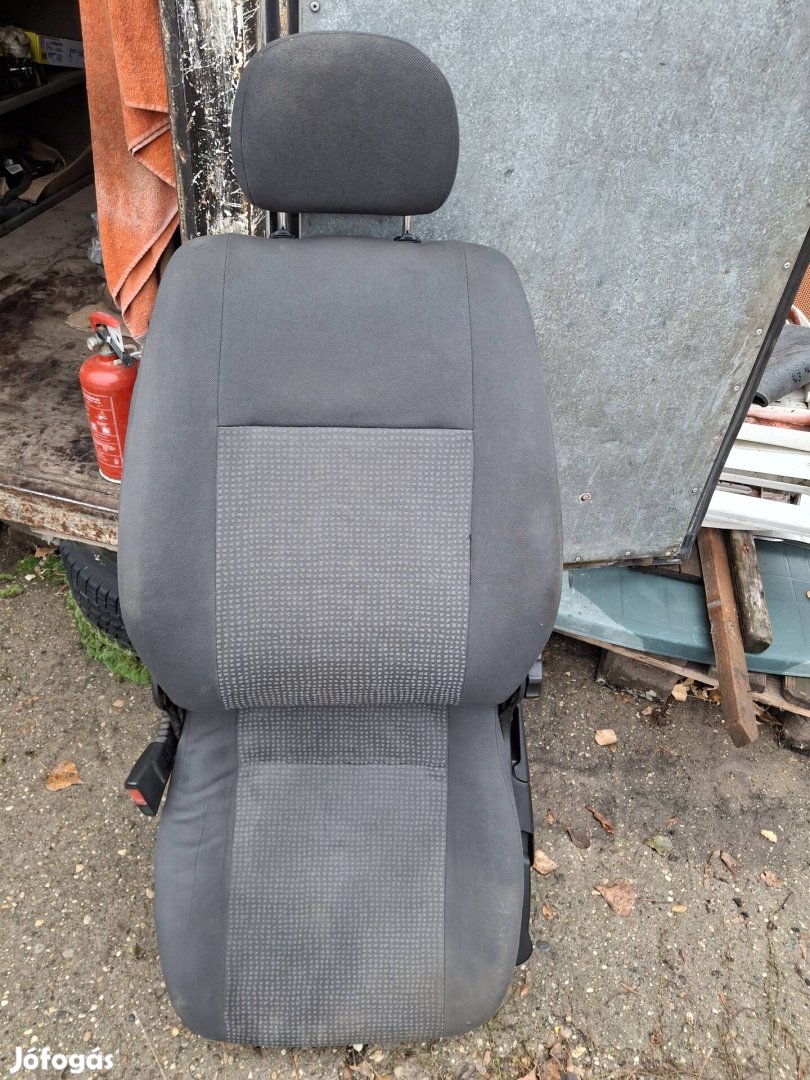 G astra vezető oldali ülés eladó.