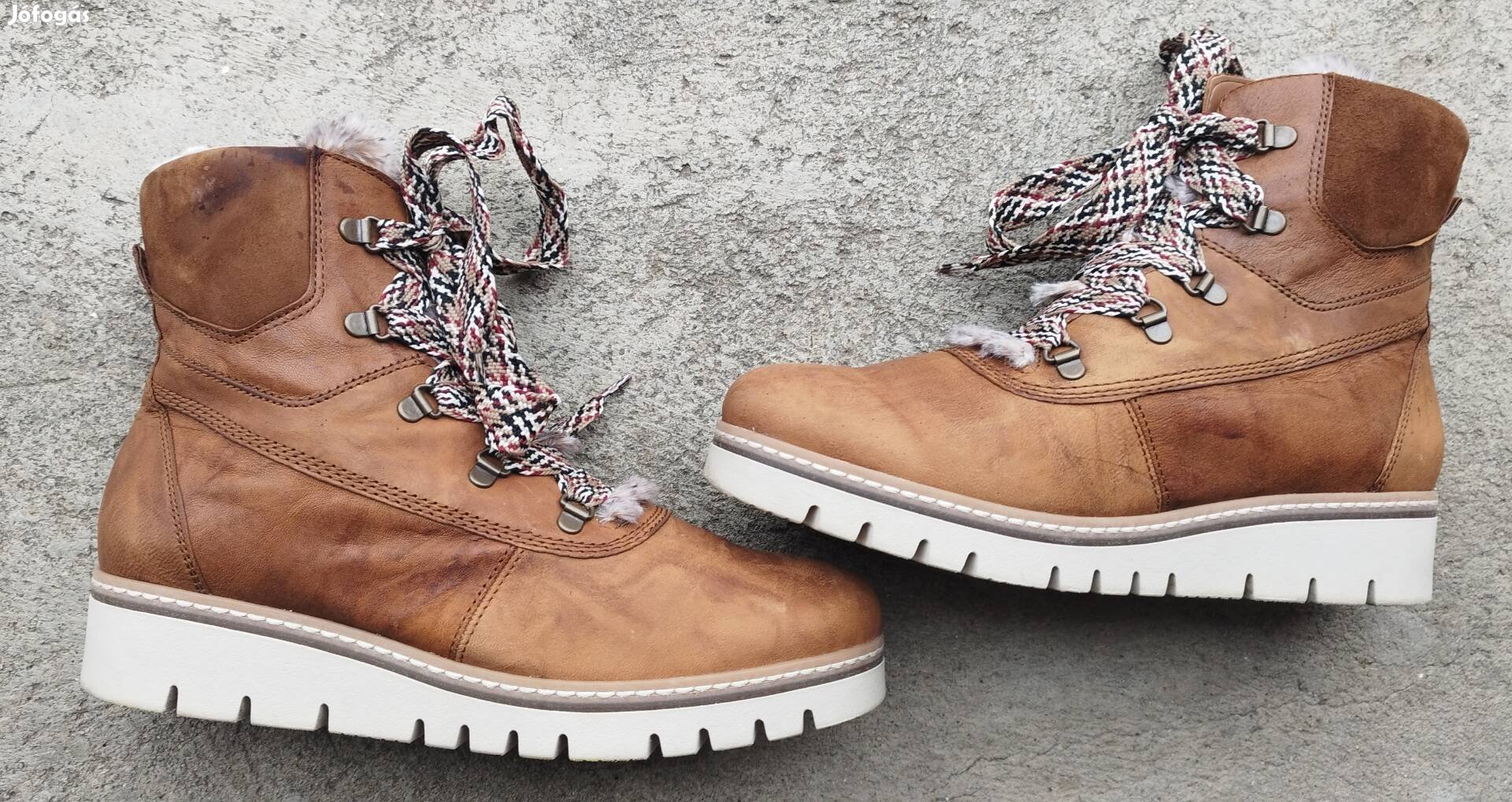 Gabor 7.5- és41 bundás bakancs eladó.