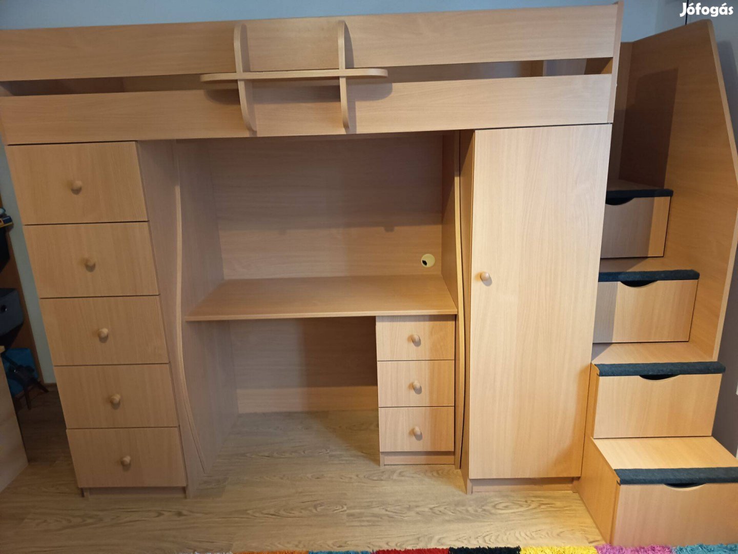 Galériaágy fiókos lépcsővel, íróasztallal, akasztós szekrénnyel
