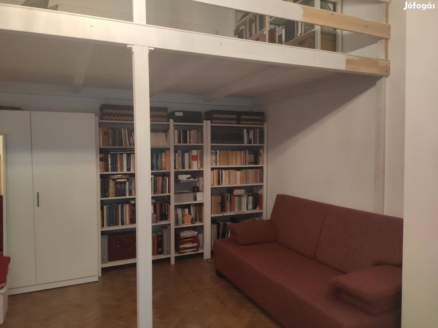 Galériás garzon, közel a belvároshoz