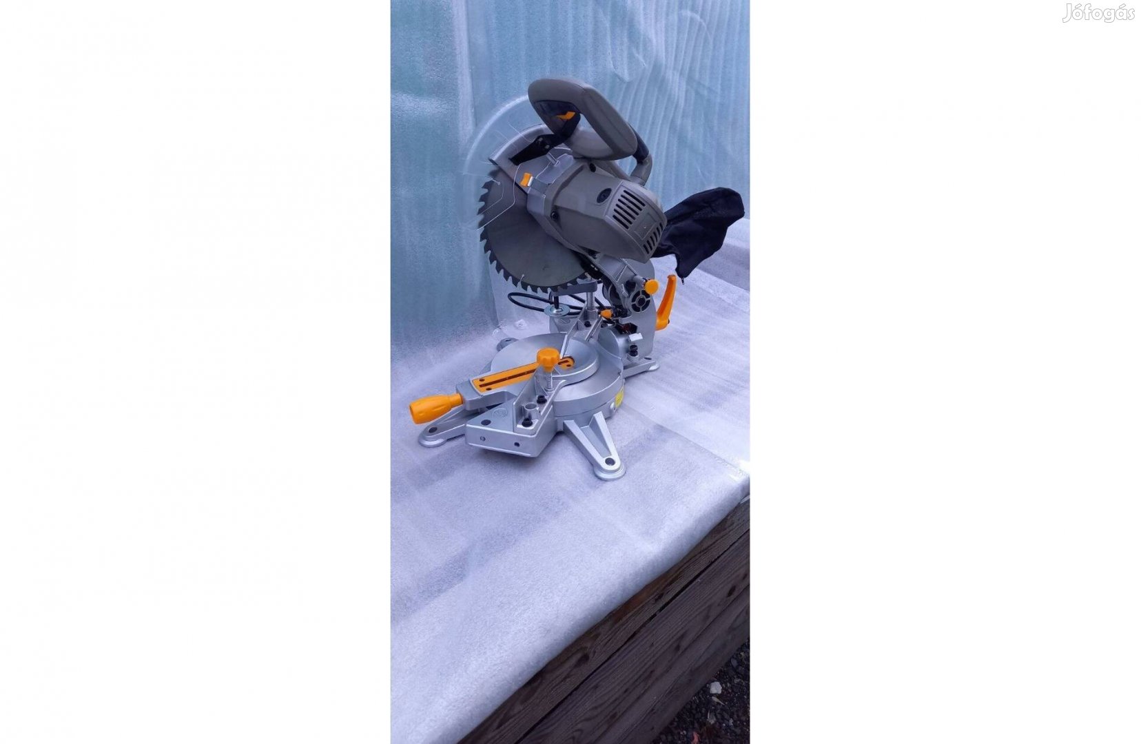 Garanciával, 2000W motor teljesítménnyel, minőségi gérvágó fűrészgép
