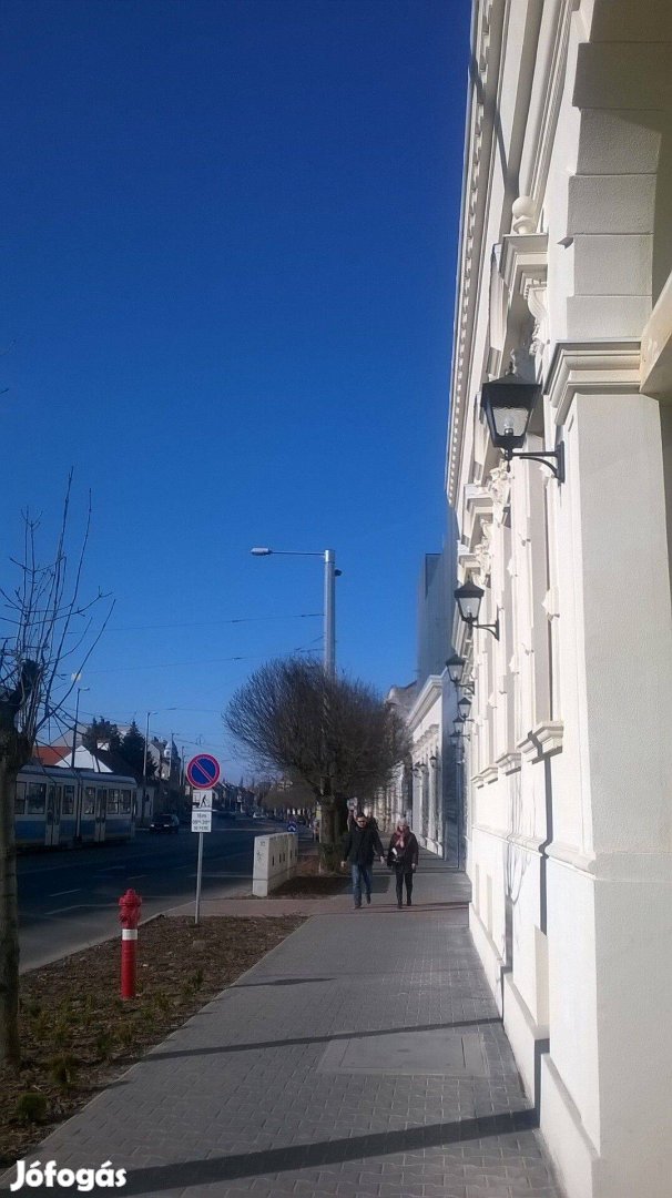 Garázs kiadó a Párizsi udvarban