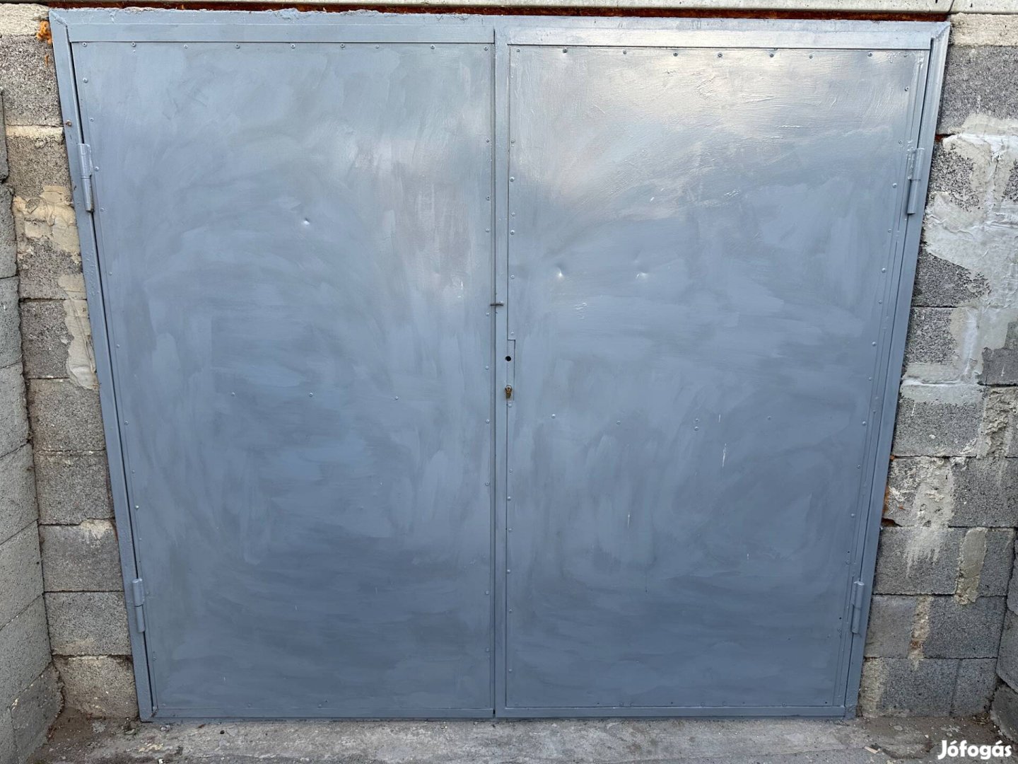Garázsajtó kerettel