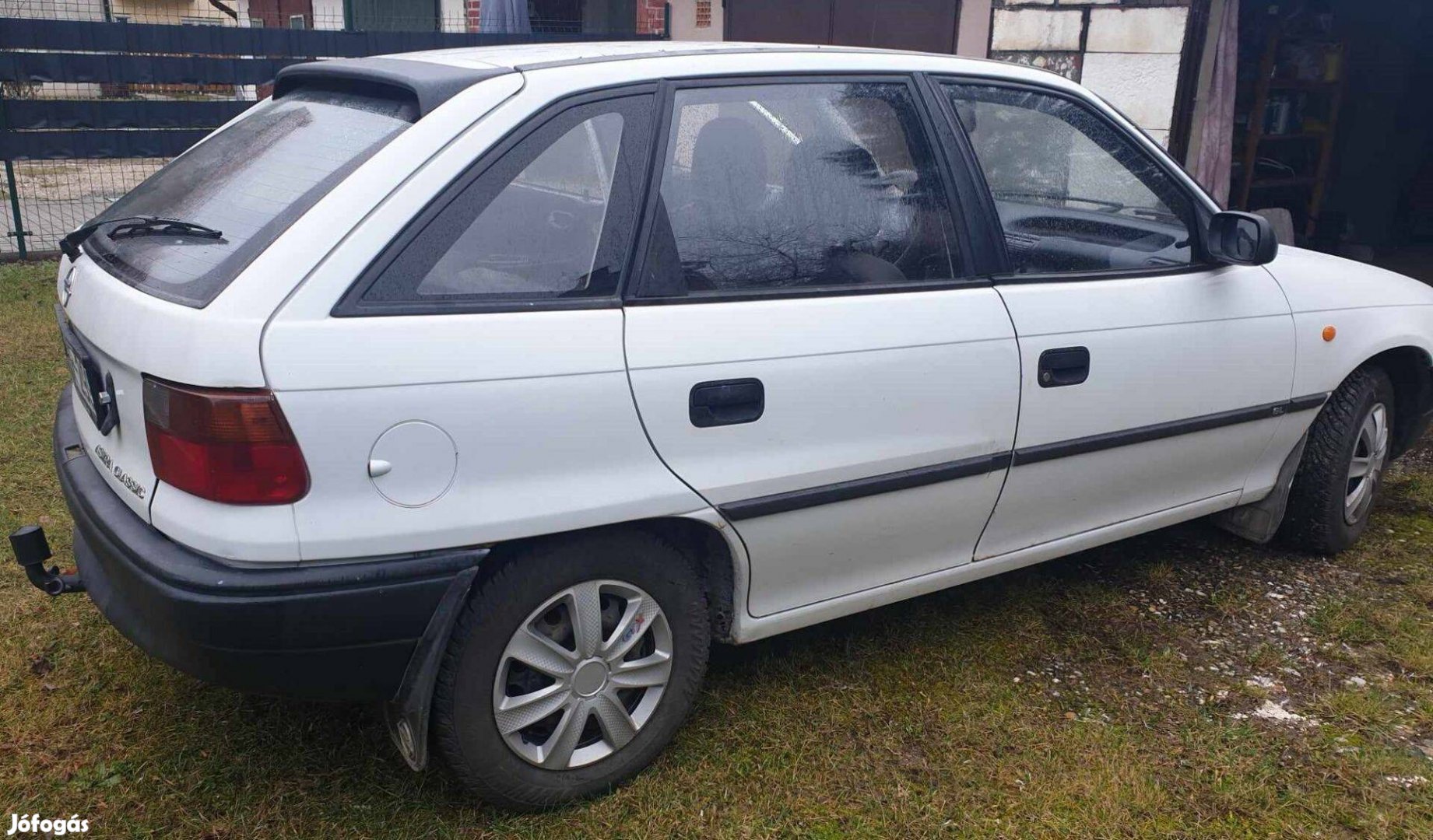 Garázsban tartott Opel Astra 1,4
