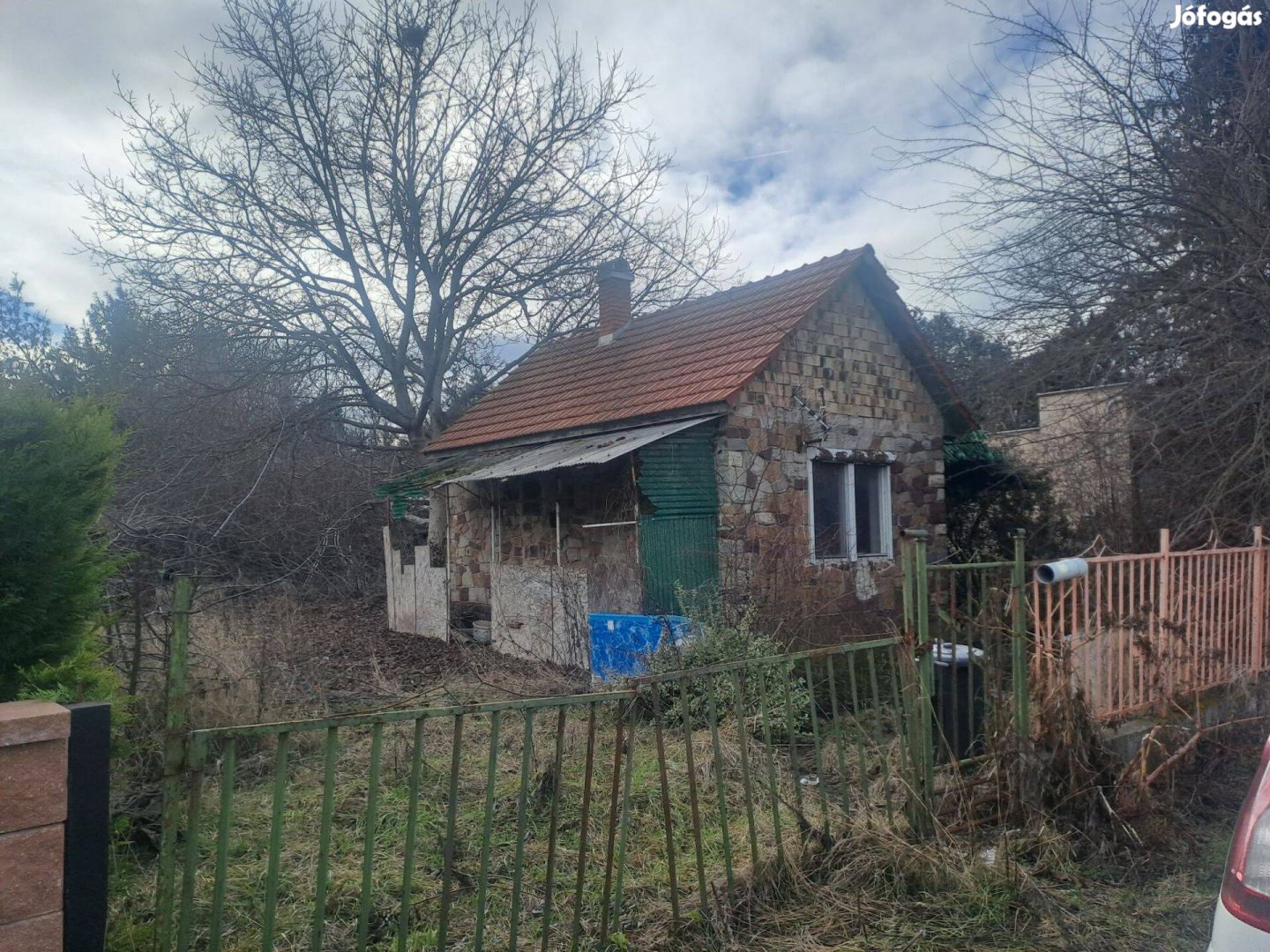 Gárdonyban összközműves hétvégi ház, jó lokációval