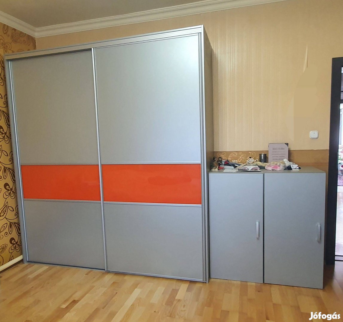 Gardrób 3 db szekrénnyel eladó