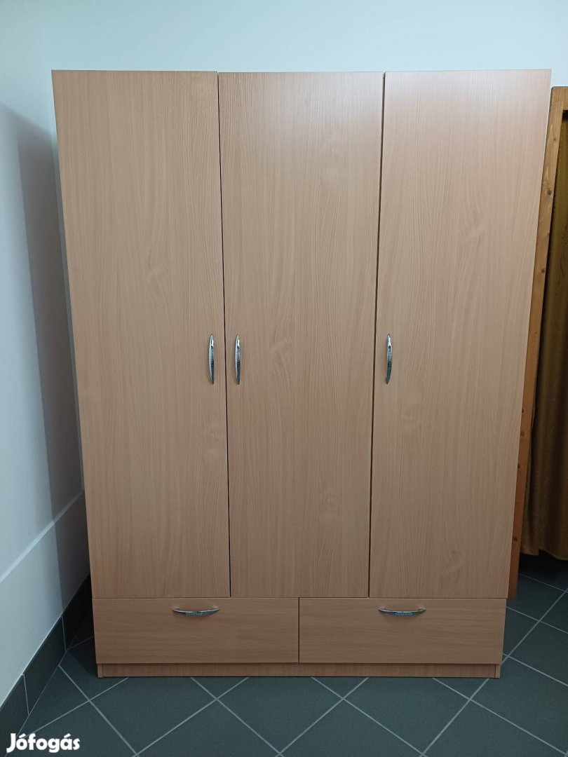 Gardrób ruhás szekrény