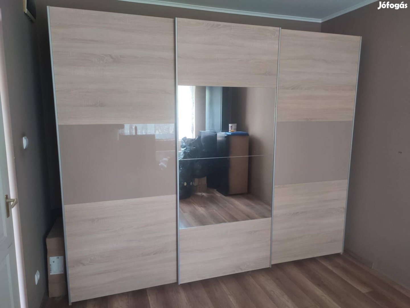 Gardrób szekrény