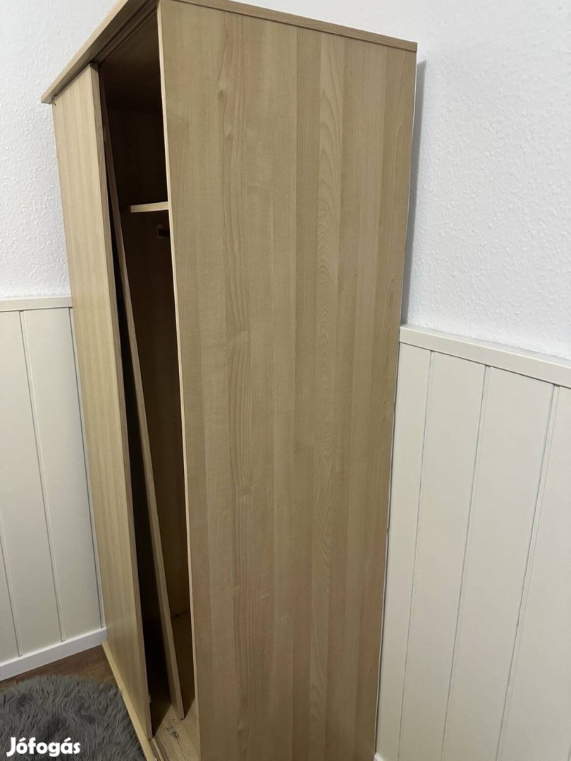 Gardrób szekrény