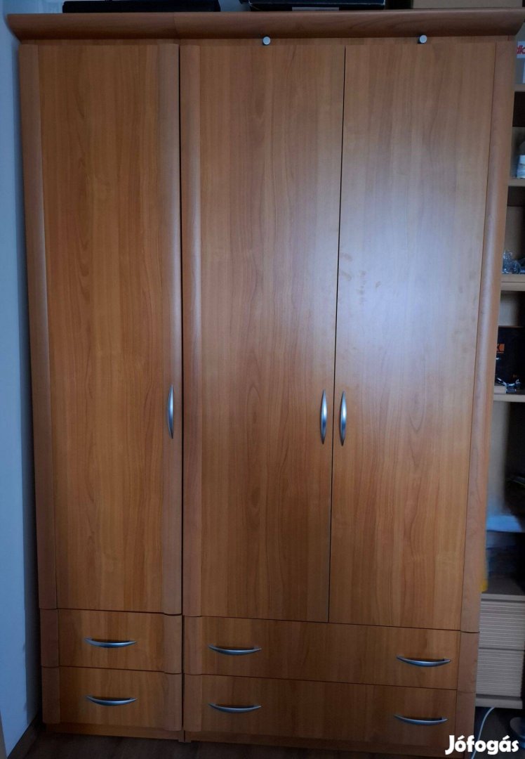 Gardróbszekrény + éjjeliszekrény