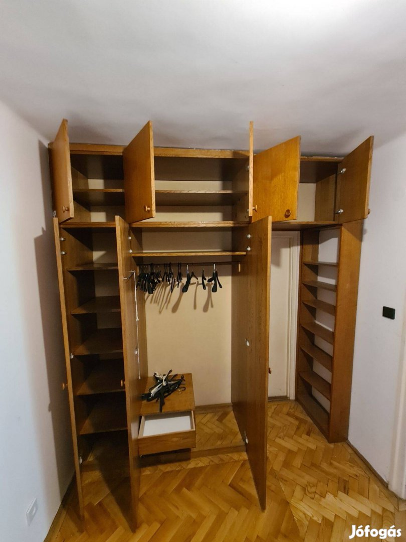 Gardróbszekrény könyvespolccal