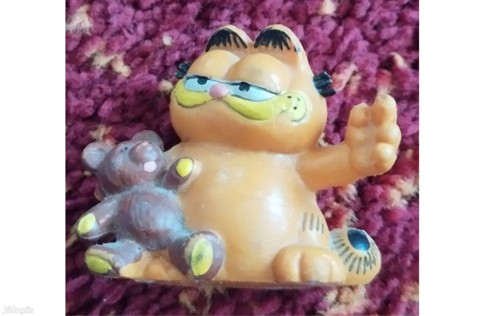 Garfield figura mackóval