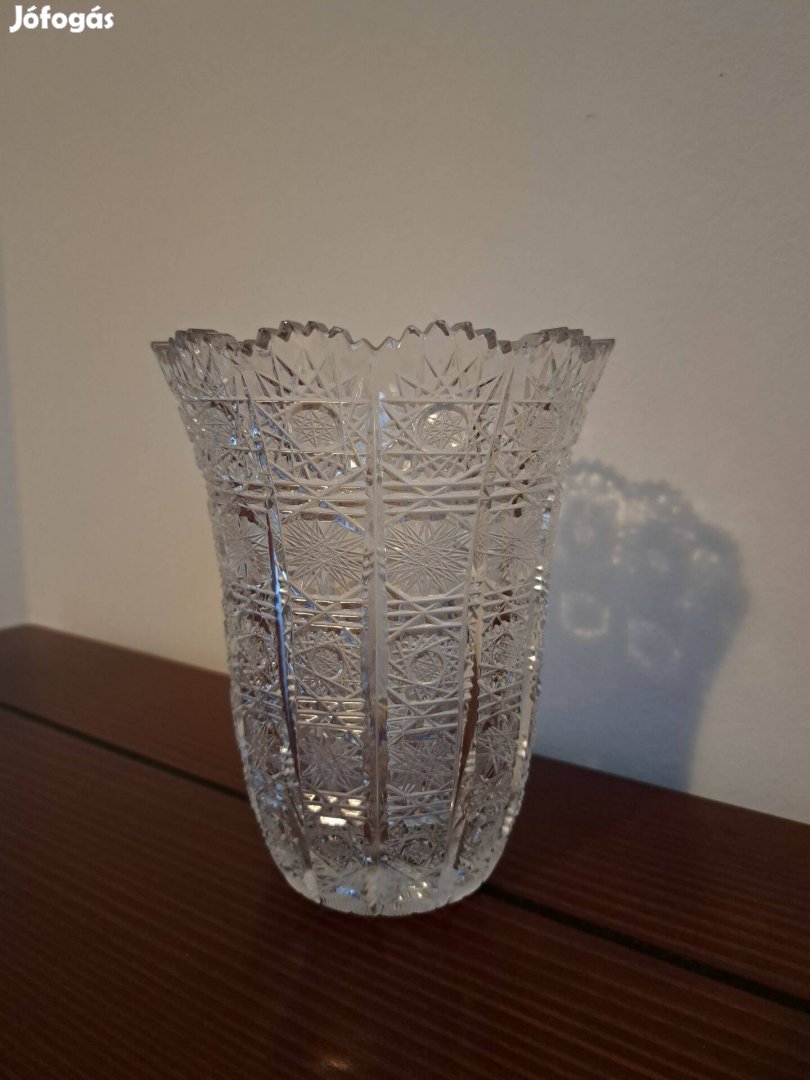 Gazdagon csiszolt, 15 cm magas, vastag falú ólomkristály váza