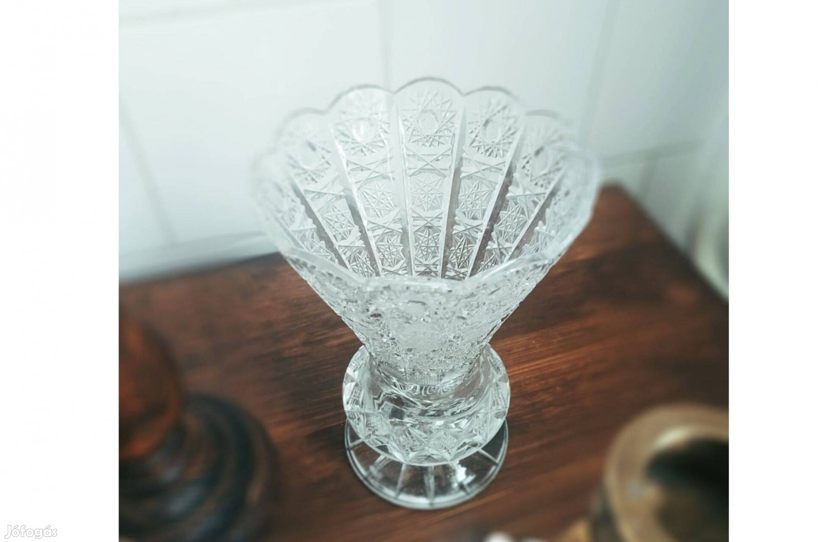 Gazdagon díszített elegáns kristályváza magasság 16cm,átmérő