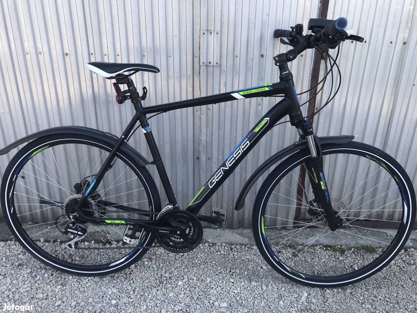 Genesis 28-as aluvázas agydinamós minőségi Trekking kerékpár 58cm