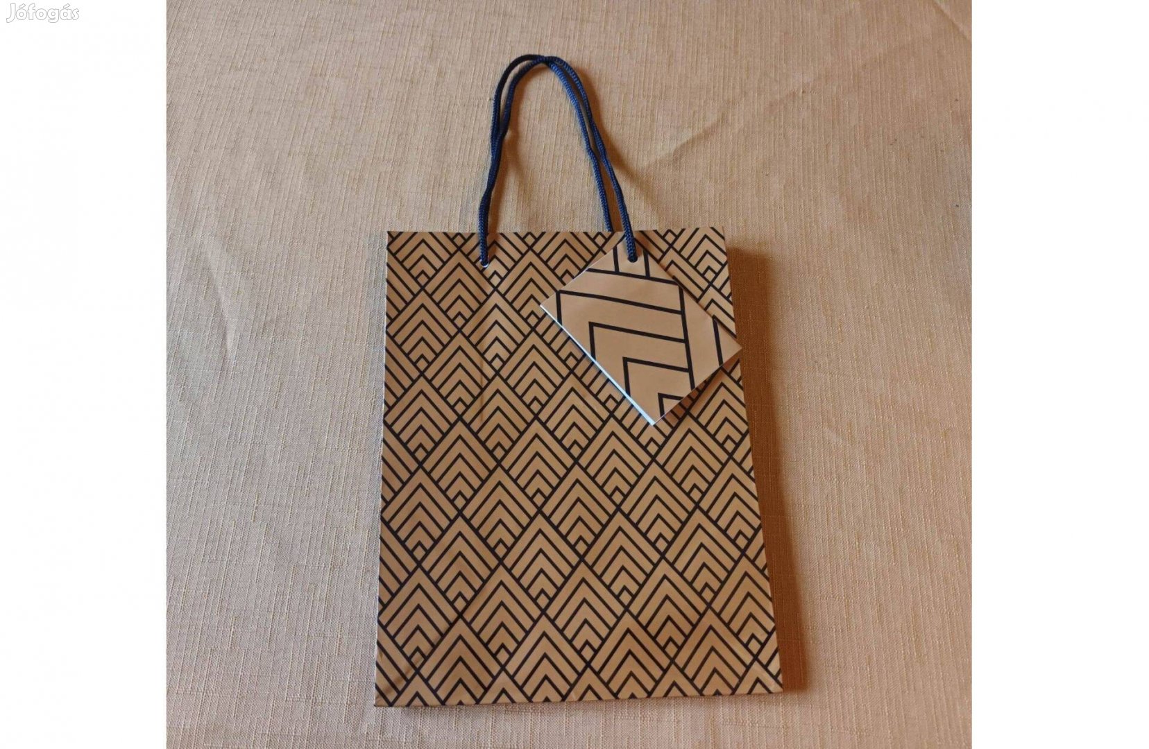 Geometriai mintás ajándéktasak (22 X 17 cm-s)