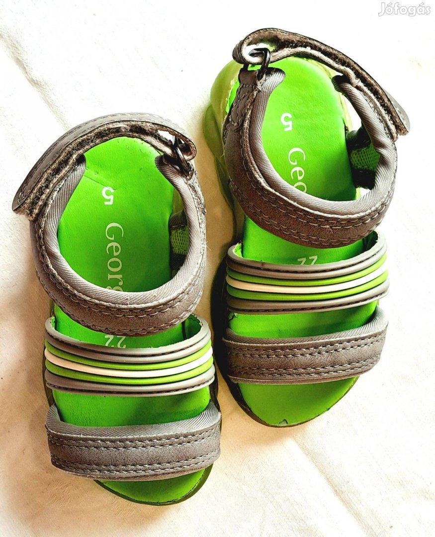 George kisfiúszandál