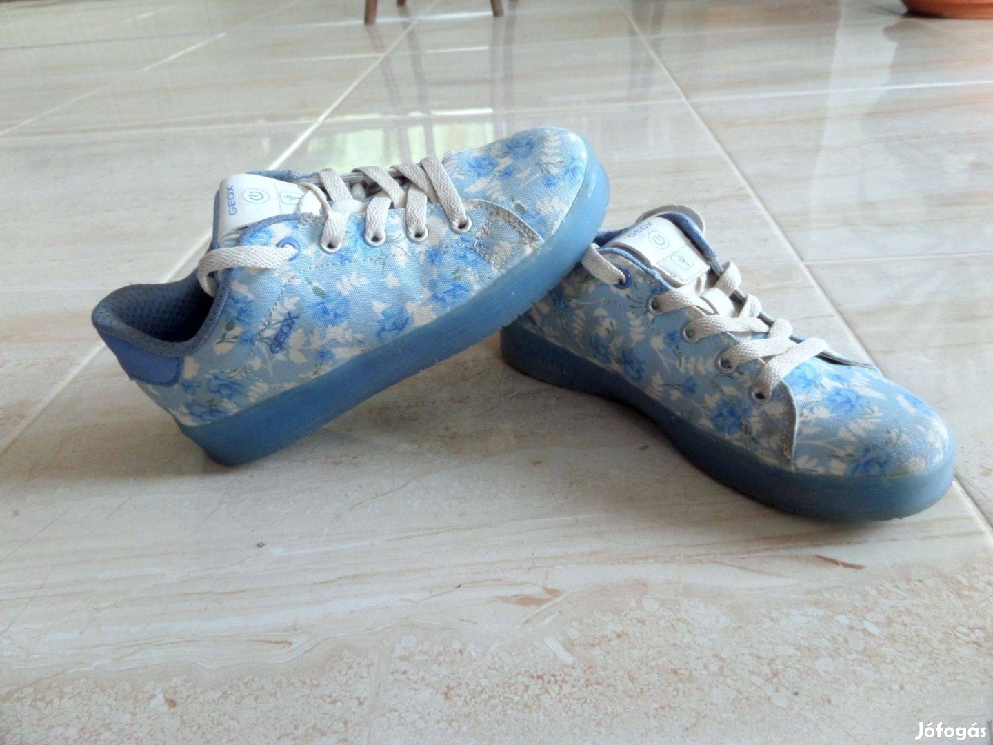 Geox Kommodor világoskék virágos Ledes Talpú Tölthető cipő. Költözünk!
