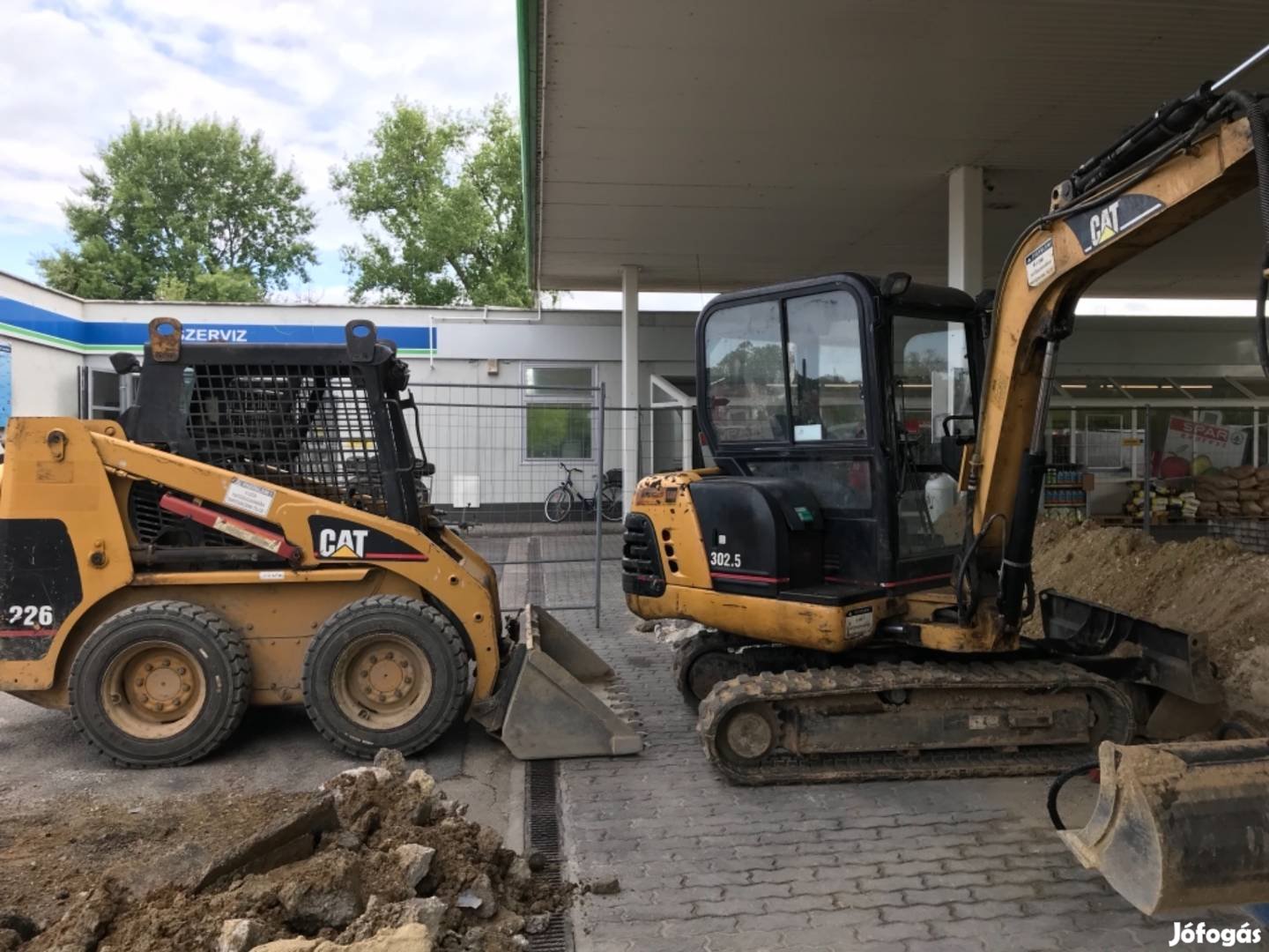 Gépi földmunka / bontás hidraulikus törőfejjel