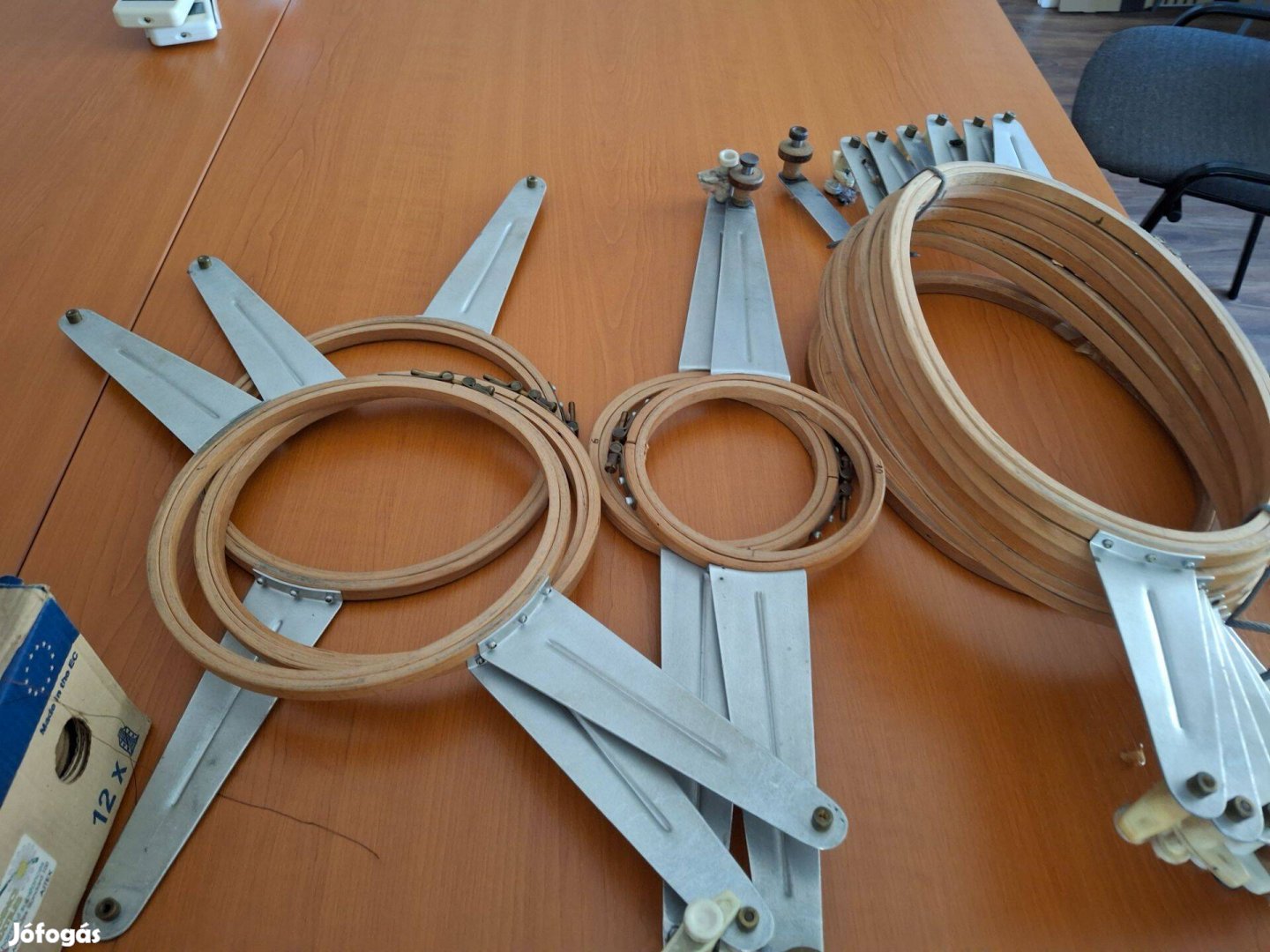 Gépi hímzőkeret és hímző cérna