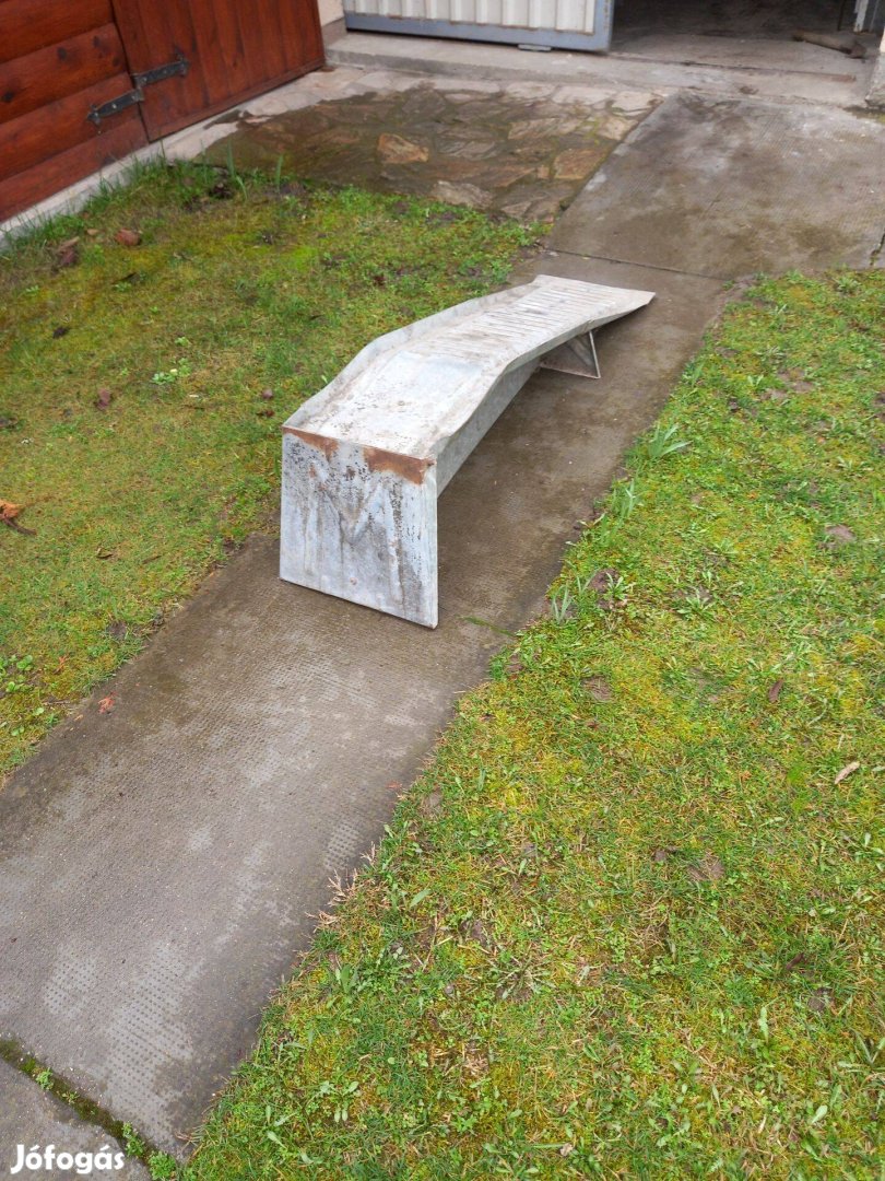 Gépkocsi felálló rámpa