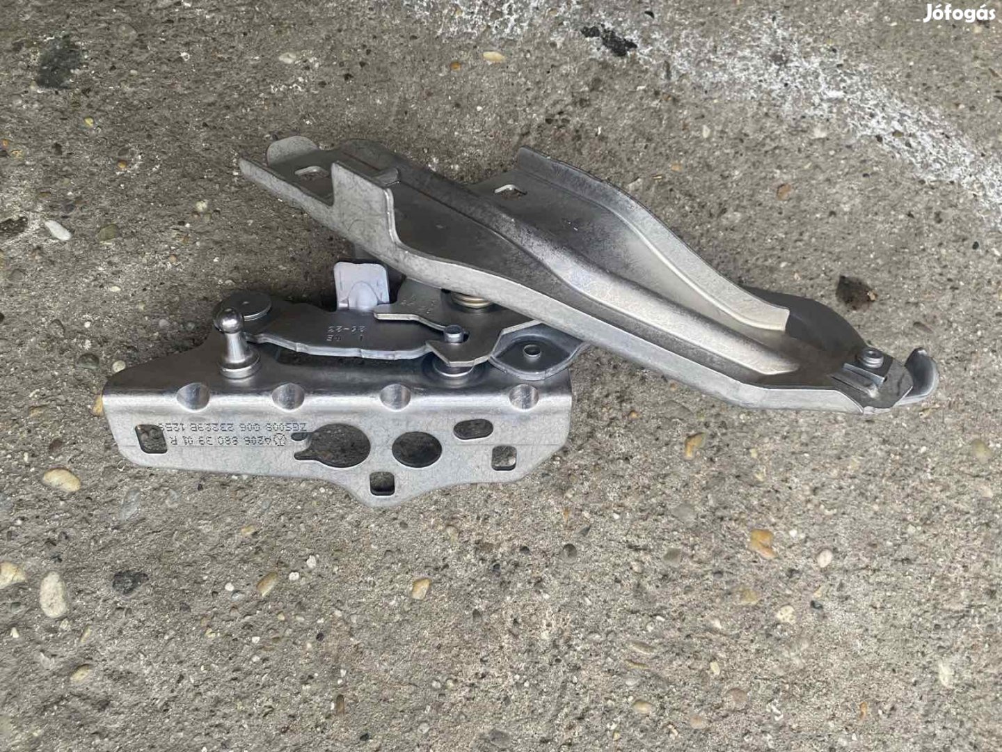 Géptető zsanér jobb w206 eladó