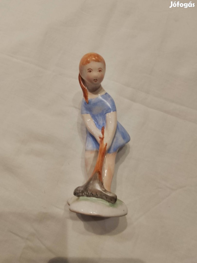 Gereblyéző lány porcelán figura