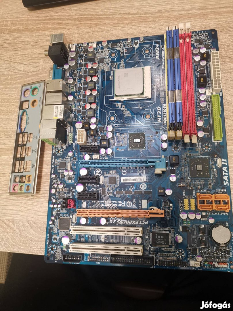 Gigabyte AM3 alaplap + Athlon 5600+ proci,, 2GB RAM, olcsón !!