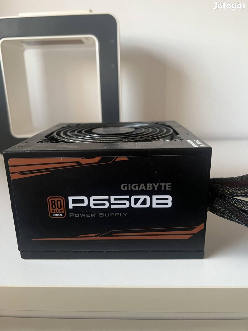 Gigabyte P650b Tápegység.